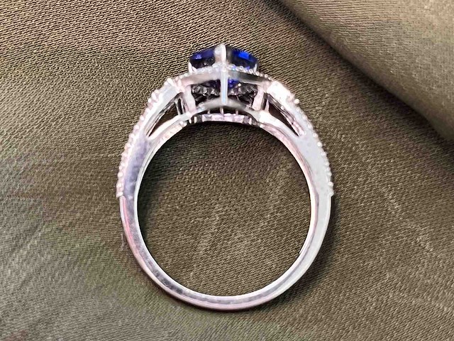 Bijzondere ring met edelstenen en diamant - afbeelding 1 van  2