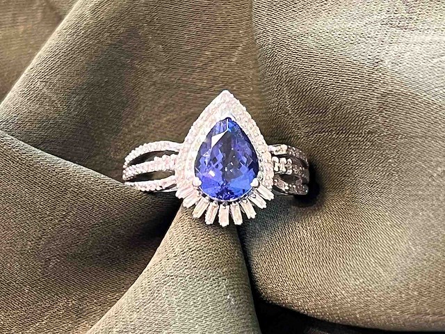 Bijzondere ring met natuurlijke edelstenen en diamant - afbeelding 1 van  5