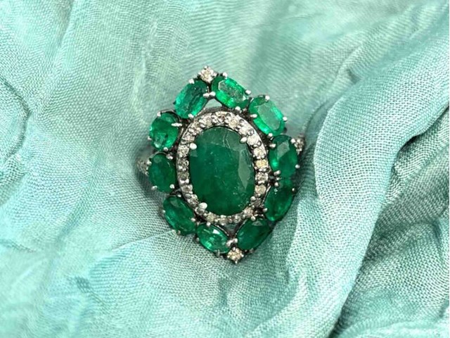 Bijzondere ring met natuurlijke edelstenen en diamant - afbeelding 1 van  8