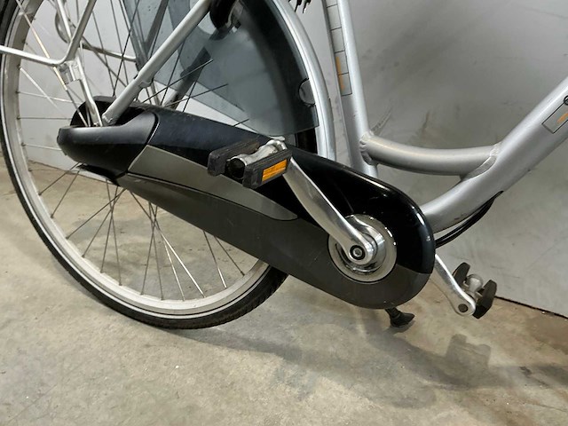 Bikkel gouden leeuw elektrische damesfiets - afbeelding 3 van  6