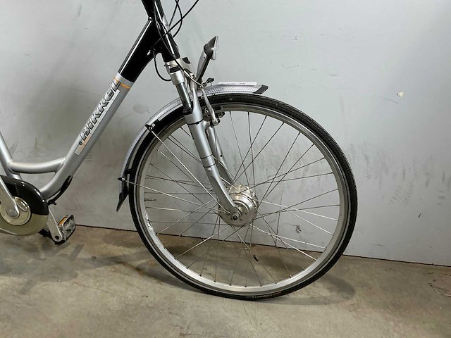 Bikkel gouden leeuw elektrische damesfiets - afbeelding 2 van  5