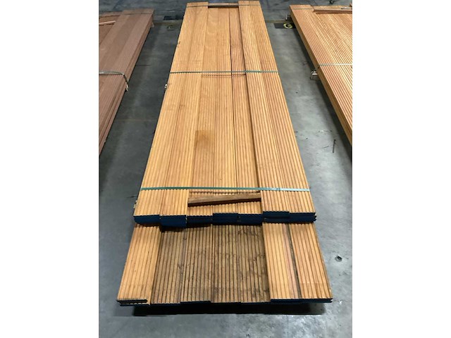 Bilinga vlonderplank met antislip 28x140 mm (32x) - afbeelding 5 van  6
