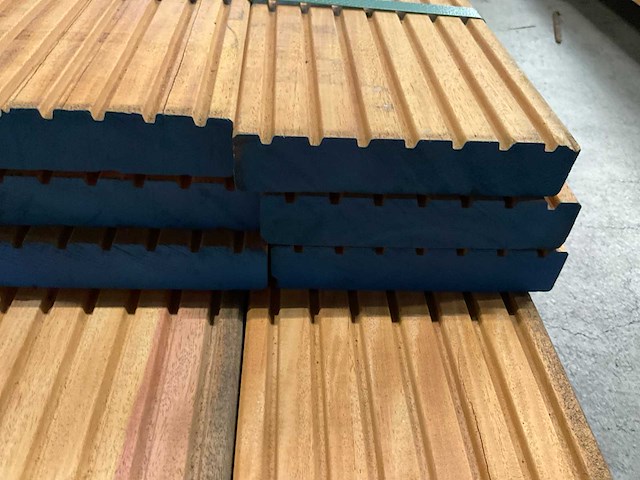 Bilinga vlonderplank met antislip 28x140 mm (32x) - afbeelding 6 van  6