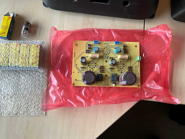 Binaural un c44 tube headphone amplifier - afbeelding 5 van  9