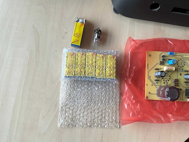 Binaural un c44 tube headphone amplifier - afbeelding 6 van  9