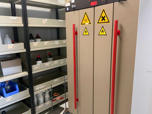 Bioveiligheidskast en divers - afbeelding 3 van  4