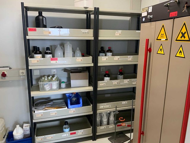 Bioveiligheidskast en divers - afbeelding 2 van  4