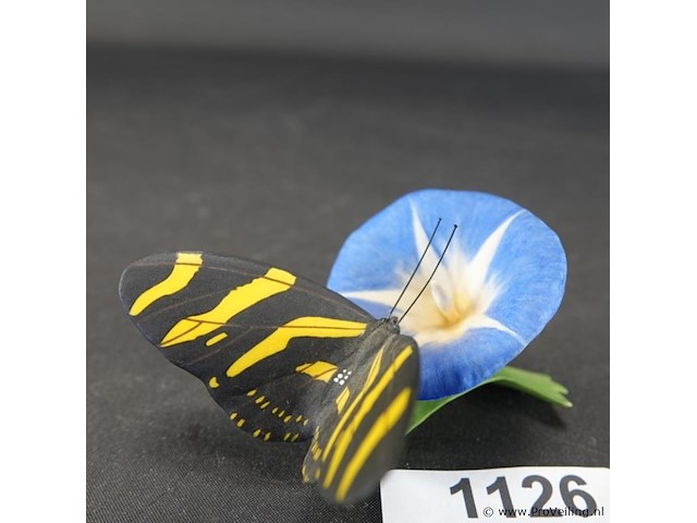 Biscuitporseleinen beeldje van een vlinder op een bloem uit de "butterflies of the world" collectie van franklin mint - afbeelding 1 van  5