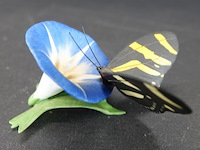 Biscuitporseleinen beeldje van een vlinder op een bloem uit de "butterflies of the world" collectie van franklin mint - afbeelding 3 van  5