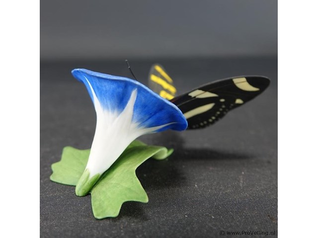 Biscuitporseleinen beeldje van een vlinder op een bloem uit de "butterflies of the world" collectie van franklin mint - afbeelding 4 van  5