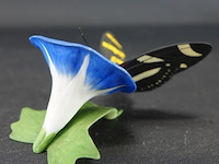 Biscuitporseleinen beeldje van een vlinder op een bloem uit de "butterflies of the world" collectie van franklin mint - afbeelding 4 van  5