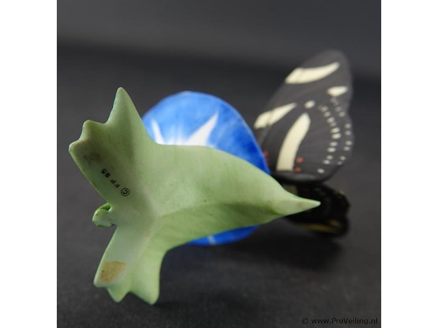 Biscuitporseleinen beeldje van een vlinder op een bloem uit de "butterflies of the world" collectie van franklin mint - afbeelding 5 van  5