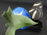 Biscuitporseleinen beeldje van een vlinder op een bloem uit de "butterflies of the world" collectie van franklin mint - afbeelding 5 van  5