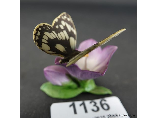 Biscuitporseleinen beeldje van een vlinder op een bloem uit de "butterflies of the world" collectie van franklin mint - afbeelding 1 van  5