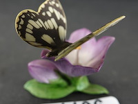 Biscuitporseleinen beeldje van een vlinder op een bloem uit de "butterflies of the world" collectie van franklin mint - afbeelding 1 van  5