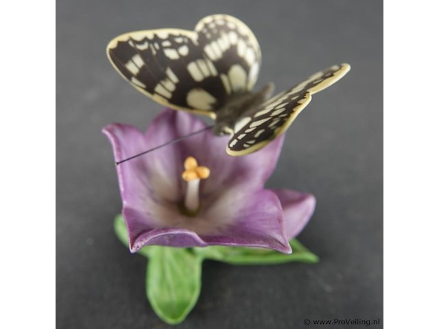 Biscuitporseleinen beeldje van een vlinder op een bloem uit de "butterflies of the world" collectie van franklin mint - afbeelding 3 van  5