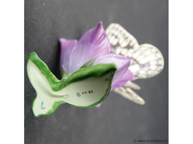 Biscuitporseleinen beeldje van een vlinder op een bloem uit de "butterflies of the world" collectie van franklin mint - afbeelding 5 van  5