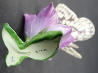 Biscuitporseleinen beeldje van een vlinder op een bloem uit de "butterflies of the world" collectie van franklin mint - afbeelding 5 van  5