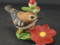 Biscuitporseleinen franklin mint beeldje van een goudhaantje uit de collectie "birds & blossoms of the world" - afbeelding 1 van  5