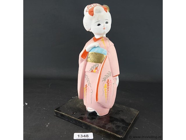 Biscuitporseleinen japans hakata-beeldje dat een geisha in een roze kimono voorstelt - afbeelding 1 van  5