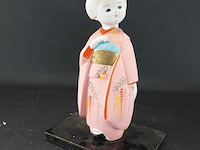 Biscuitporseleinen japans hakata-beeldje dat een geisha in een roze kimono voorstelt - afbeelding 1 van  5