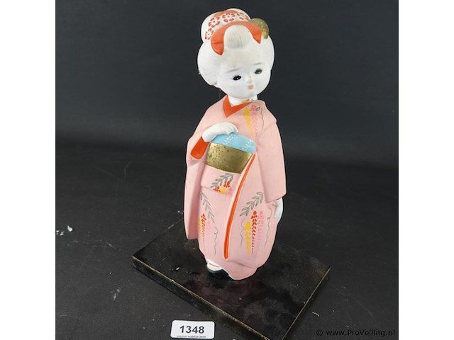 Biscuitporseleinen japans hakata-beeldje dat een geisha in een roze kimono voorstelt - afbeelding 2 van  5