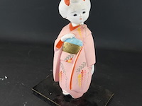 Biscuitporseleinen japans hakata-beeldje dat een geisha in een roze kimono voorstelt - afbeelding 2 van  5