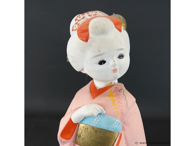 Biscuitporseleinen japans hakata-beeldje dat een geisha in een roze kimono voorstelt - afbeelding 3 van  5