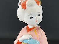 Biscuitporseleinen japans hakata-beeldje dat een geisha in een roze kimono voorstelt - afbeelding 3 van  5