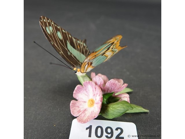Biscuitporseleinen vlinderbeeld uit de "butterflies of the world" collectie van franklin mint - afbeelding 1 van  5