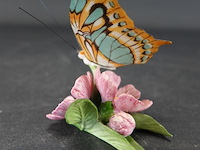 Biscuitporseleinen vlinderbeeld uit de "butterflies of the world" collectie van franklin mint - afbeelding 2 van  5