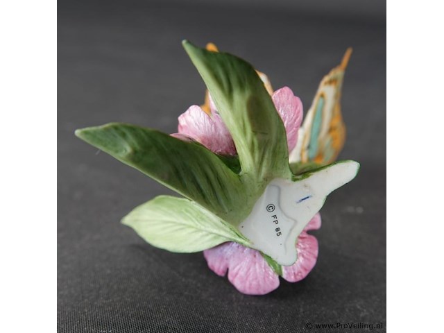 Biscuitporseleinen vlinderbeeld uit de "butterflies of the world" collectie van franklin mint - afbeelding 5 van  5