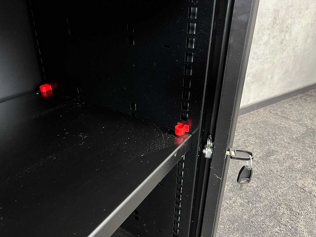 Bisley - lage zwarte roldeurkast met sleutel - afbeelding 6 van  7
