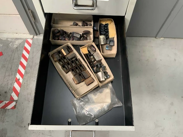 Bisley ladenkast gevuld met stansvormen / wwr zerspanungstechnik - afbeelding 8 van  10