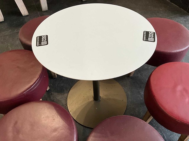 Bistrotafel met 7 krukken - afbeelding 2 van  4