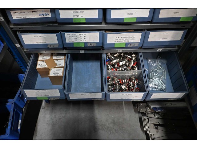 Bito 12-delige loketkast inclusief 64 kunststof voorraadbakken met rvs bevestigingsmaterialen en machine accessoires - afbeelding 1 van  9