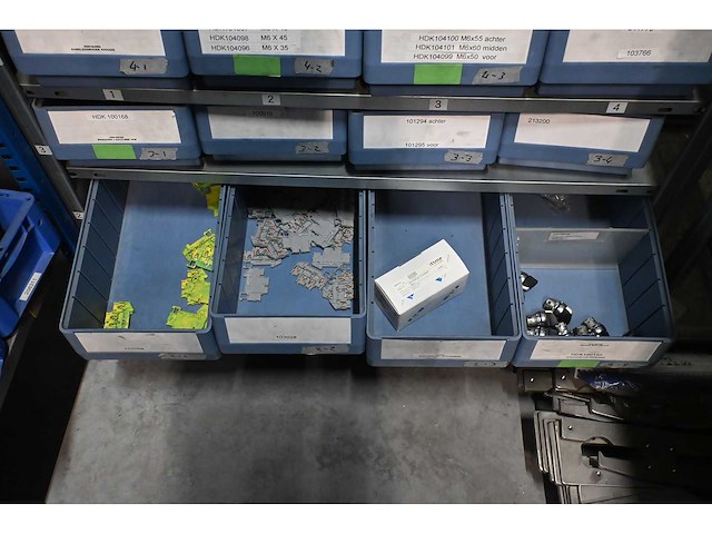 Bito 12-delige loketkast inclusief 64 kunststof voorraadbakken met rvs bevestigingsmaterialen en machine accessoires - afbeelding 11 van  13