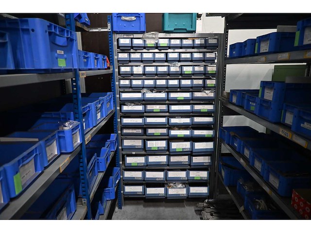 Bito 12-delige loketkast inclusief 64 kunststof voorraadbakken met rvs bevestigingsmaterialen en machine accessoires - afbeelding 1 van  13