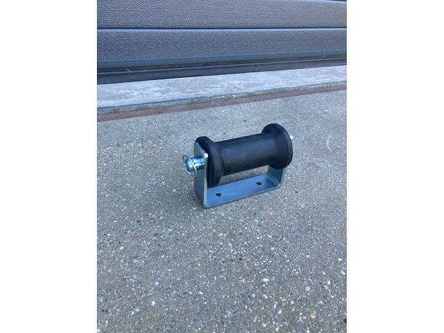 Bks - losse kielrol 133mm met houder - overige bootonderdeel - afbeelding 3 van  3