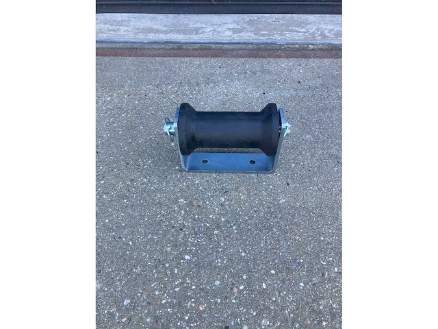 Bks - losse kielrol 133mm met houder - overige bootonderdeel - afbeelding 2 van  3
