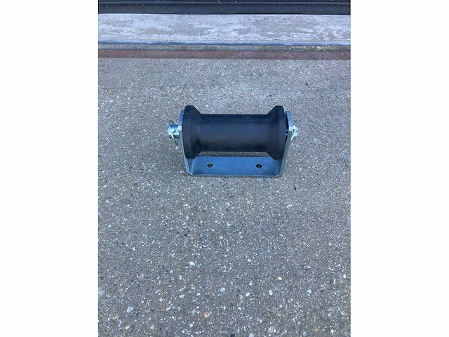 Bks - losse kielrol 133mm met houder - overige bootonderdeel - afbeelding 2 van  3