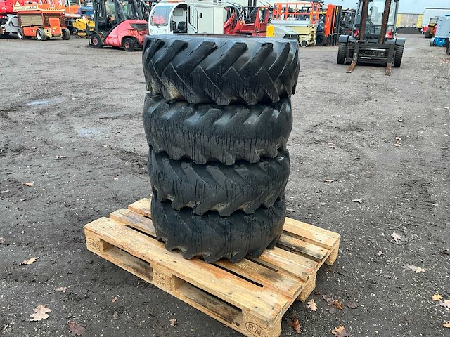 Bkt 20.5/75 r15.3 band, wiel en velg 4x - afbeelding 8 van  10