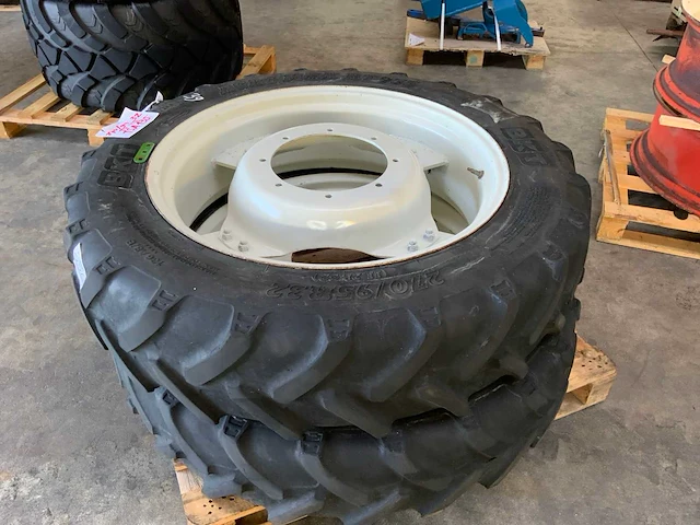 Bkt 270/95r32 velg met band (2x) - afbeelding 1 van  6