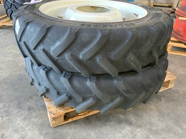 Bkt 270/95r32 velg met band (2x) - afbeelding 2 van  6