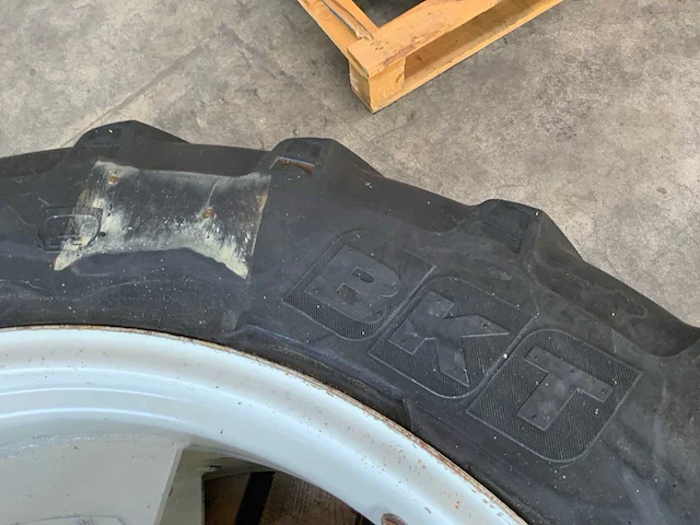 Bkt 270/95r32 velg met band (2x) - afbeelding 5 van  6