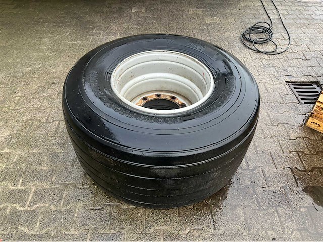 Bkt 600/55-22.5 10 gaats bkt flotation - rib 774 band op velg - afbeelding 1 van  2