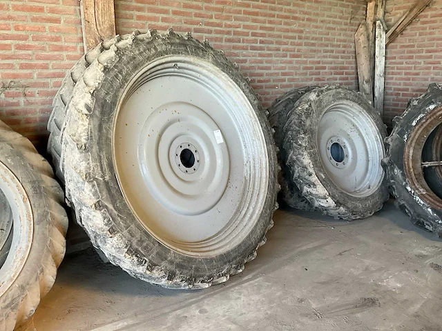Bkt agrimax rt955 cultuurbanden set met velgen - afbeelding 1 van  9