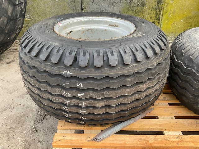 Bkt implement aq-909 band met velg (2x) - afbeelding 2 van  5