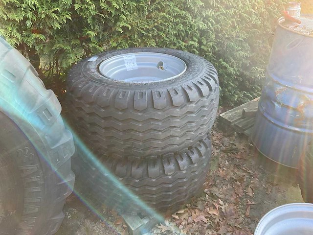 Bkt implement aw705 band met velg (2x) - afbeelding 1 van  8