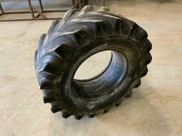Bkt implemet as504 -11.5/80-15.3 tractorband met binnenband - afbeelding 1 van  6